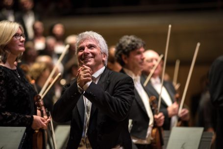 Peter Oundjian smiling at the audience at final night at Roy Thompson Hall with Toronto Symphony Orchestra
